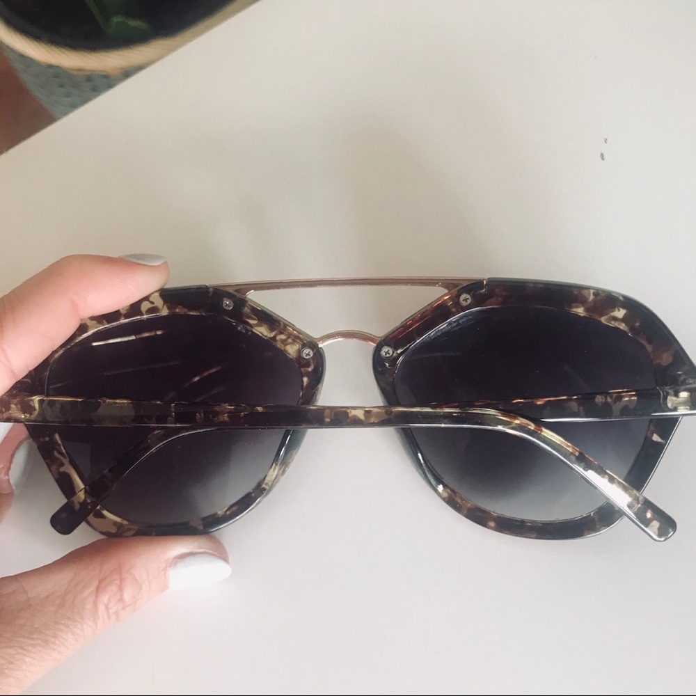 Tortoiseshell & Gold Sunglasses - Picture 3 of 3